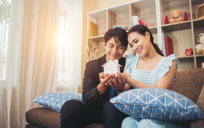 Pasangan sedang melihat dan memegang miniatur rumah (www.freepik.com)