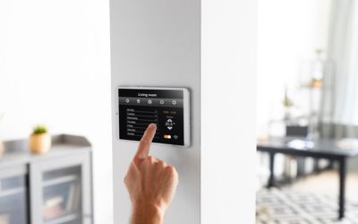 Thermostat pintar yang berfungsi sebagai pengatur suhu ruangan otomatis.