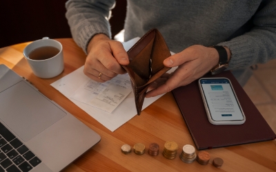 Seseorang sedang membuka dompet kosong (www.freepik.com)