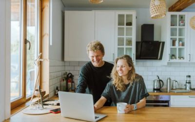Ilustrasi pasangan sedang mencari rumah di platform jual beli properti.