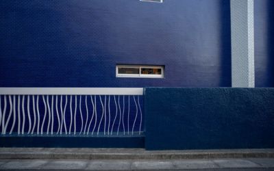 Warna biru denim pada exterior rumah. 