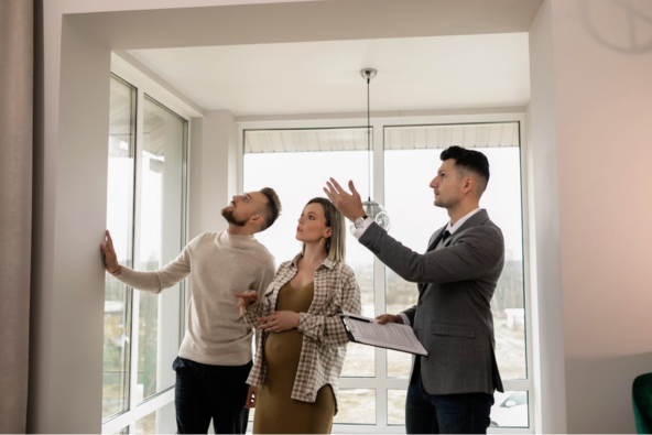 agen properti dan klien sedang viewing rumah