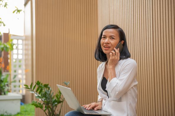 Agen Properti sedang Telfon Klien.