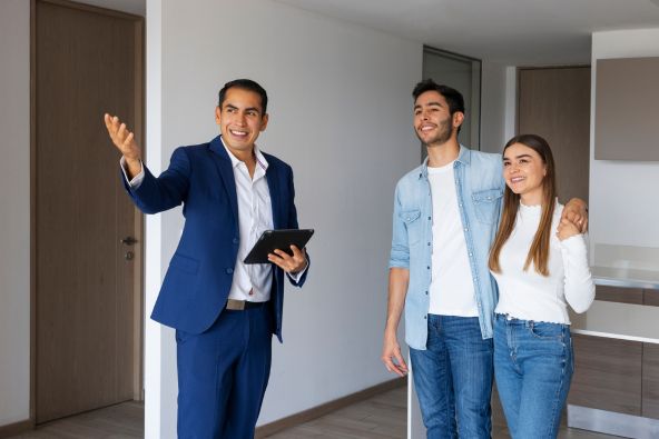 Agen Properti sedang Megecek Rumah dengan Klien.
