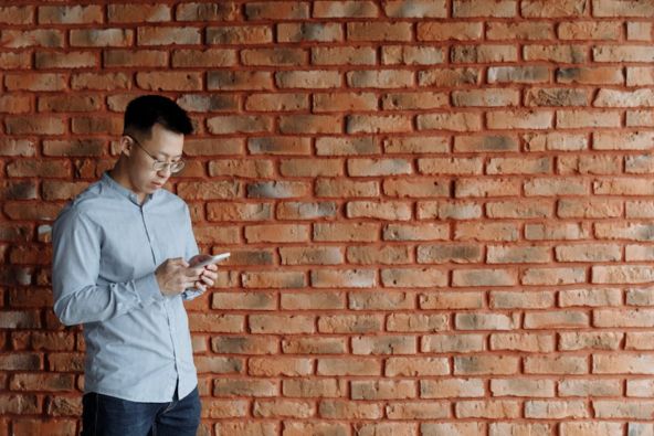 orang sedang membayar pbb melalui ponsel