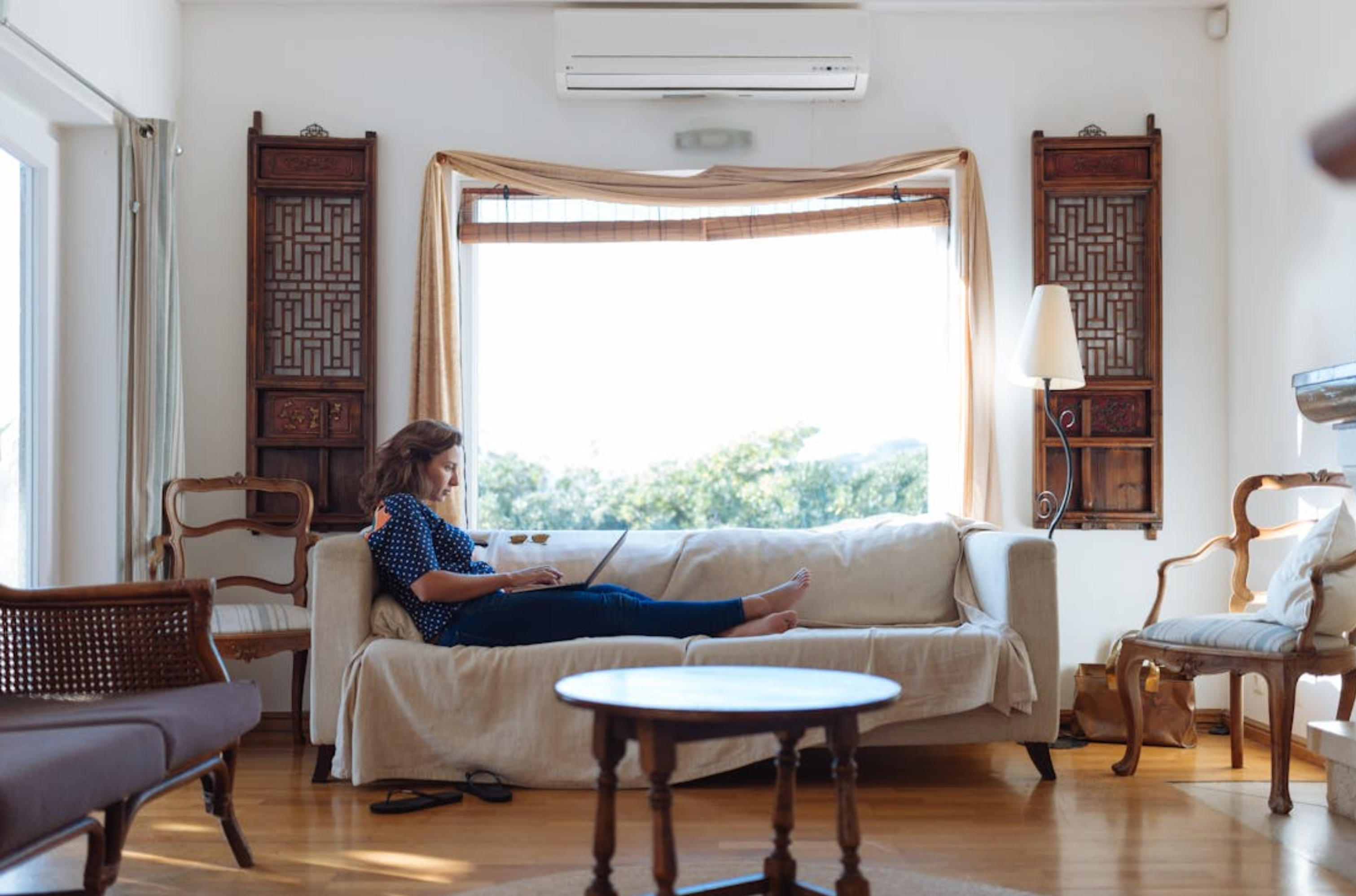 Furnitur multifungsi di apartemen studio