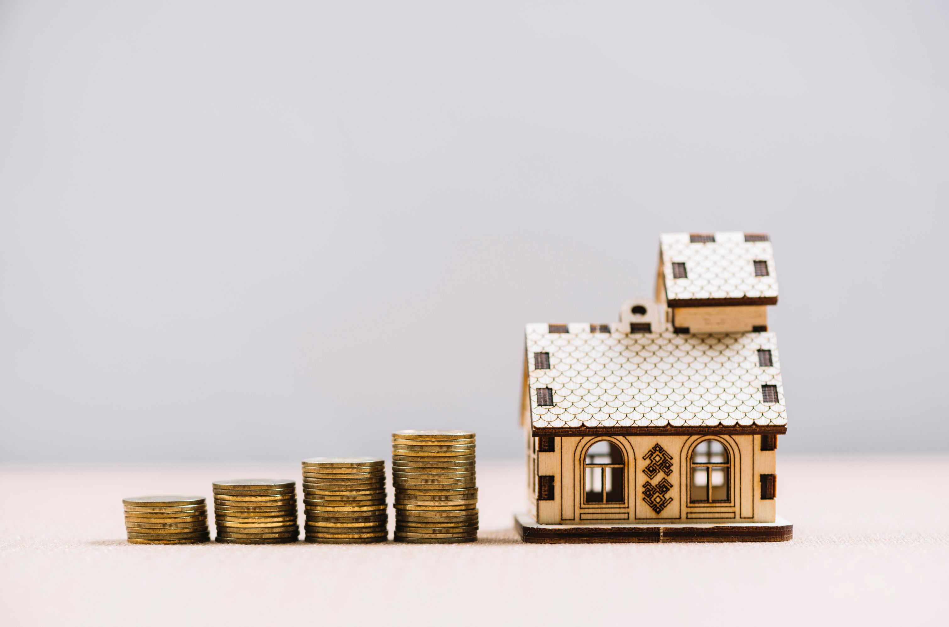Investasi Properti vs Emas, Mana yang Lebih Cuan?