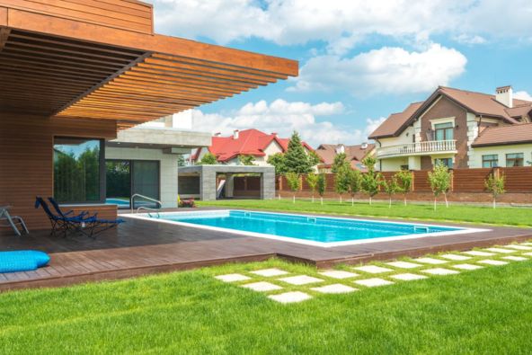 kelebihan rumah dengan kolam renang