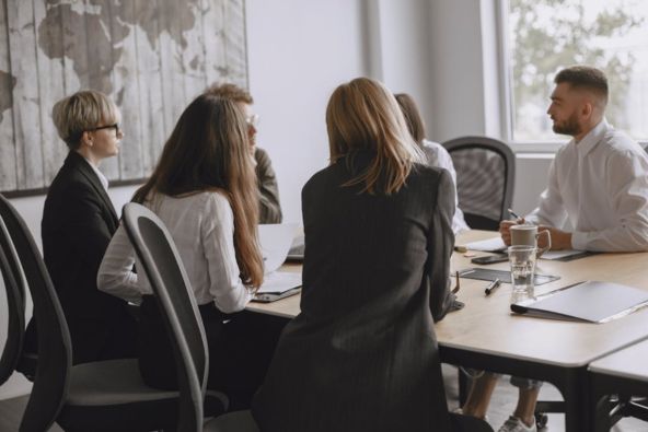 suasana meeting di kantor