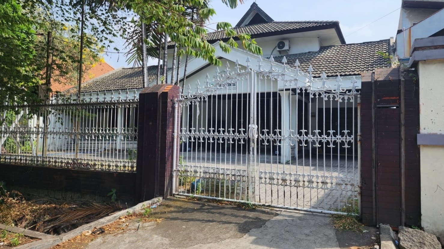 Disewakan Rumah di Jalan Khairil Anwar Surabaya Selatan Halaman Luas - Image 1