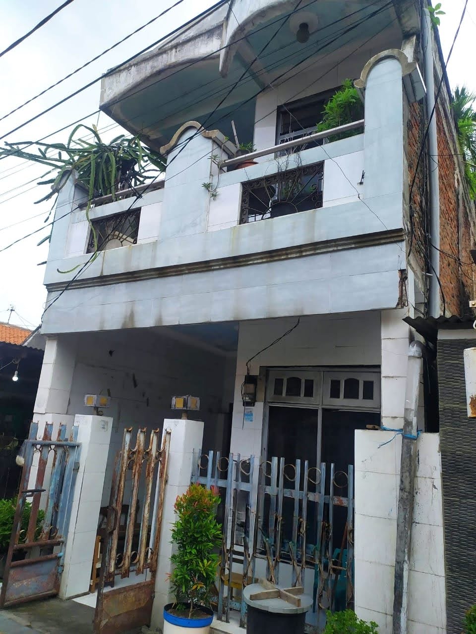 Dijual Rumah Nyaman 3 Lantai di Kranggan Surabaya Pusat - Image 1