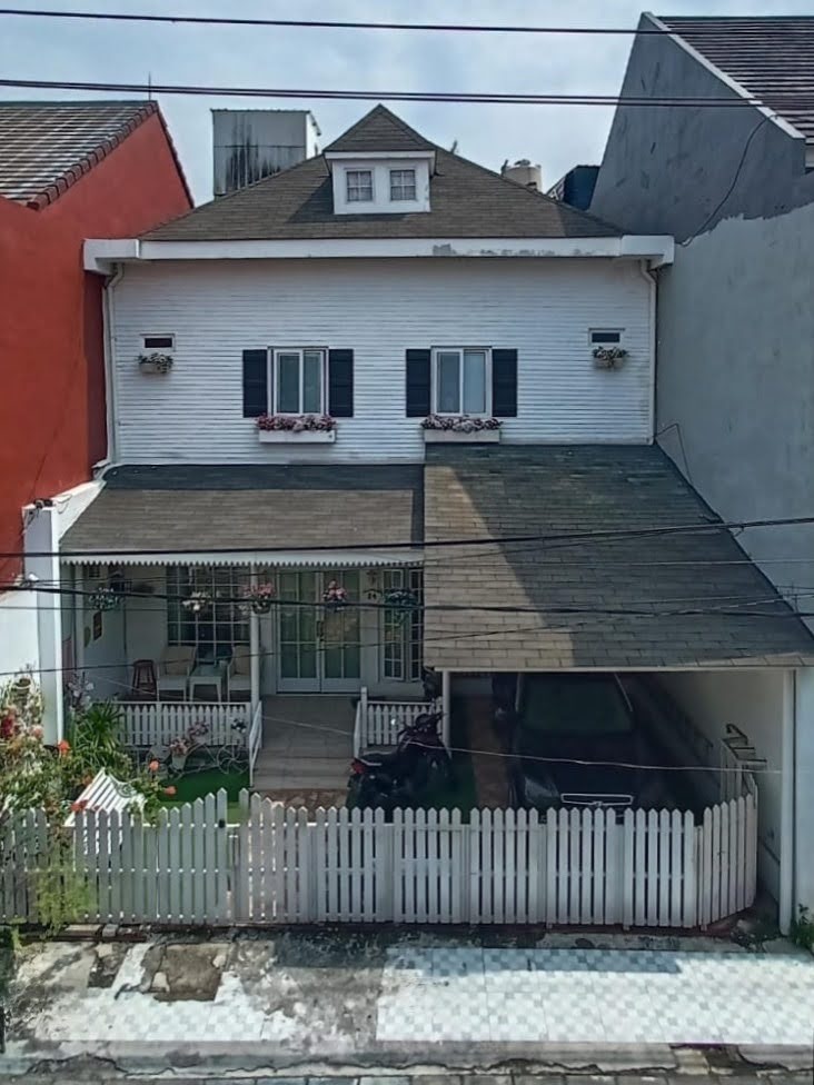 Dijual Rumah Gaya American Shabby Chic Full Furnished Area Perak Barat Surabaya Utara - Image 1