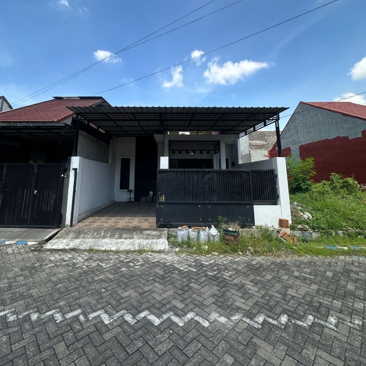 Dijual Rumah Nyaman Siap Huni di Griya Kebraon Utama Surabaya Selatan - Image 1