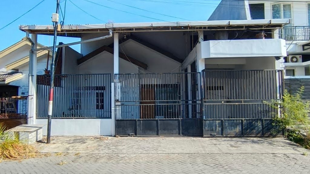 Dijual atau Disewakan Rumah Bekas Kantor Lokasi Strategis Klampis Semolo Surabaya Timur - Image 1