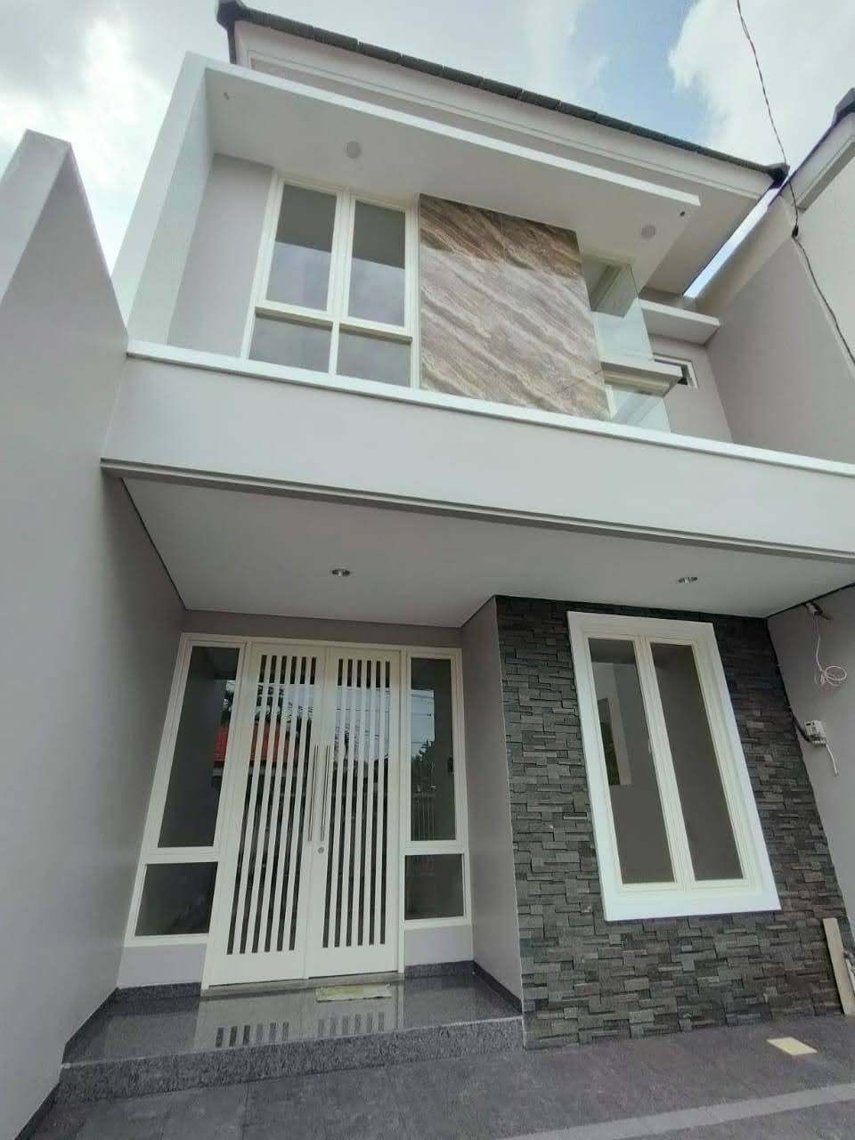 Dijual Rumah Bagus dan Strategis di Manyar Tirtoyoso Surabaya Timur - Image 1