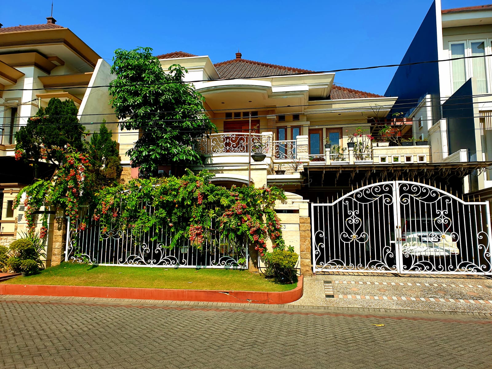 Dijual Rumah Mewah Lokasi Strategis Galaxy Bumi Permai Surabaya timur - Image 1