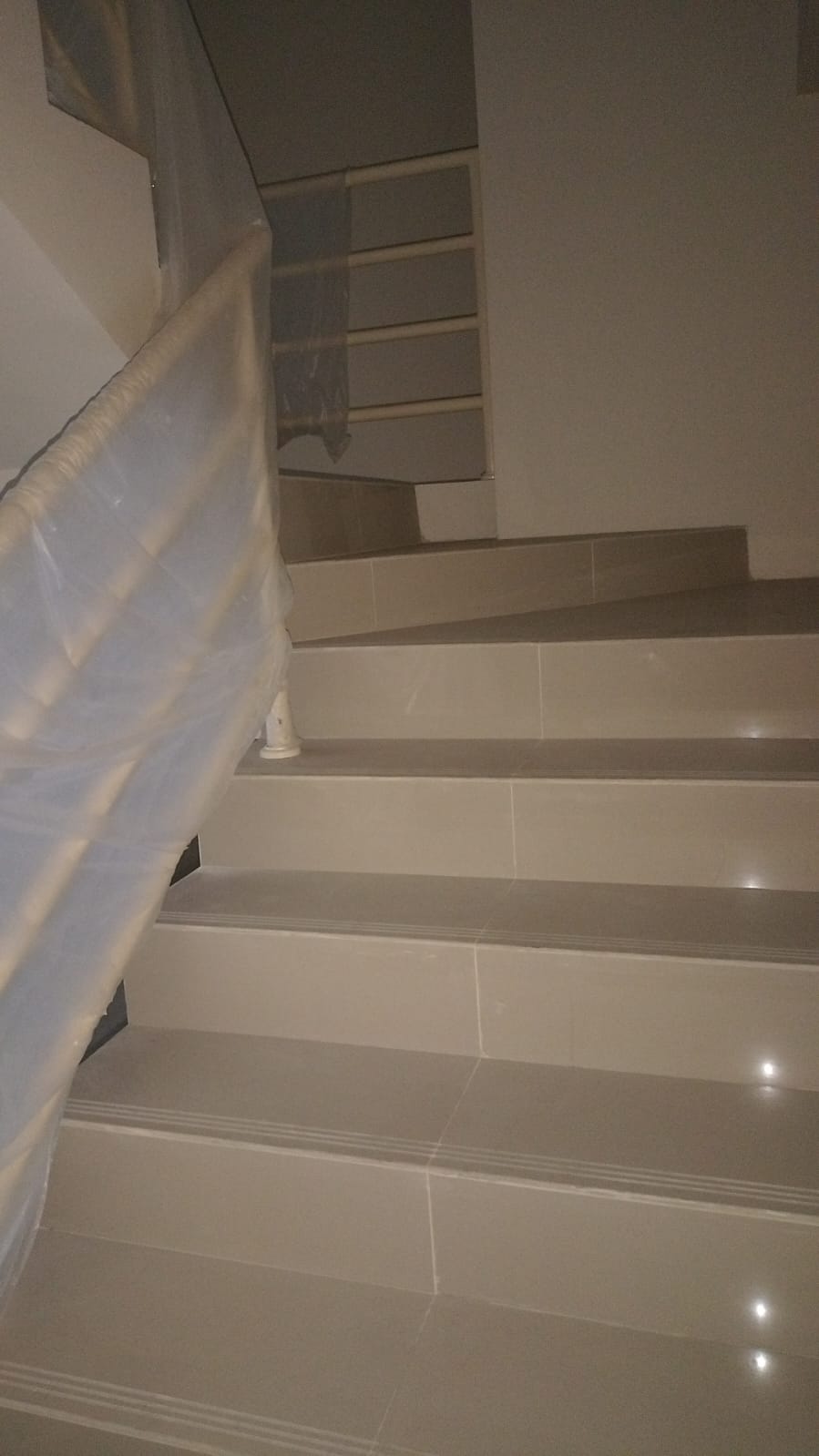 Disewakan Murah Ruko Baru 3 Lantai Alessandro Vittorio Citraland Lokasi Strategis Raya Wiyung, Surabaya Barat - Image 1