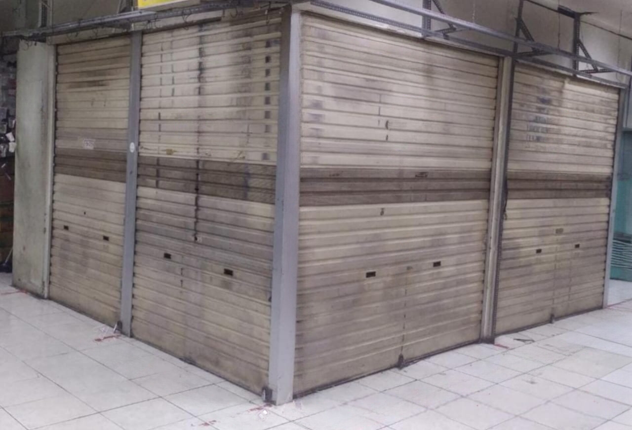 Dijual 2 Stand Hook di Pusat Grosir Surabaya Lokasi Premium di Surabaya Pusat - Image 1