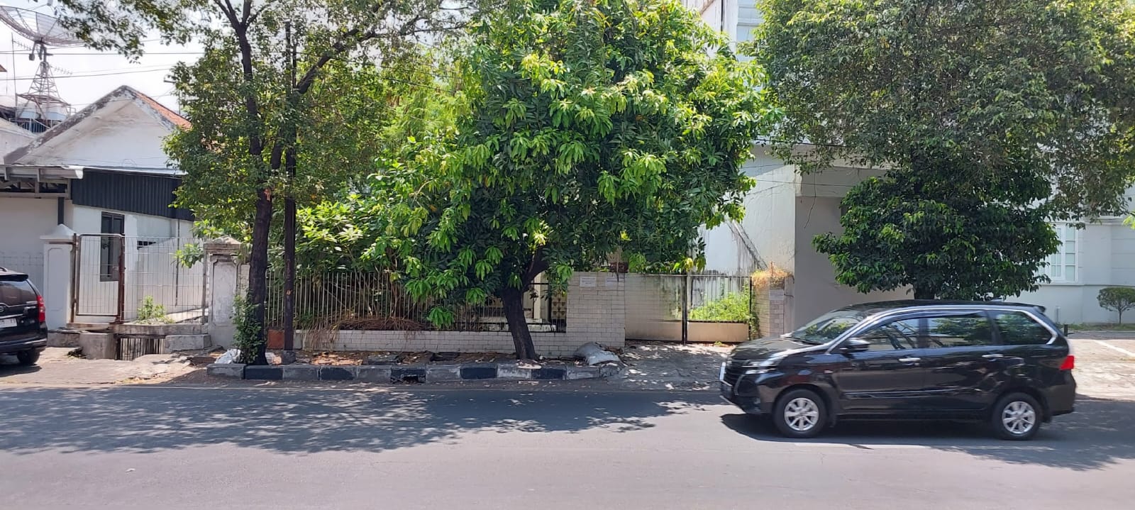 Dijual Rumah dengan Hunian Luas di Biliton Surabaya Pusat - Image 1