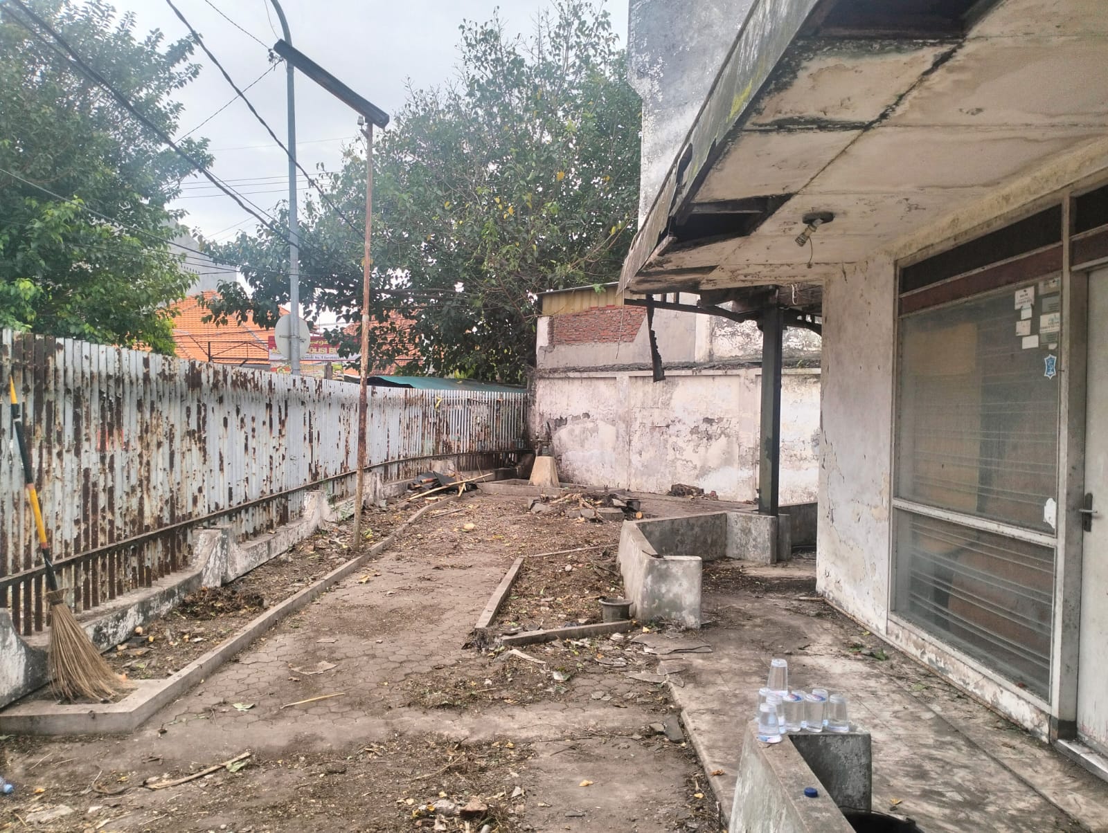 Dijual Rumah Luas dan Nyaman di Koblen Tengah Surabaya Pusat - Thumbnail 2