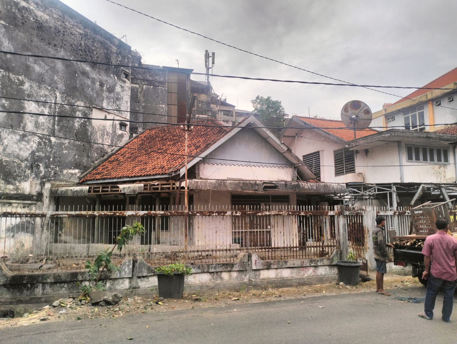 Dijual Rumah Luas dan Nyaman di Koblen Tengah Surabaya Pusat - Image 1
