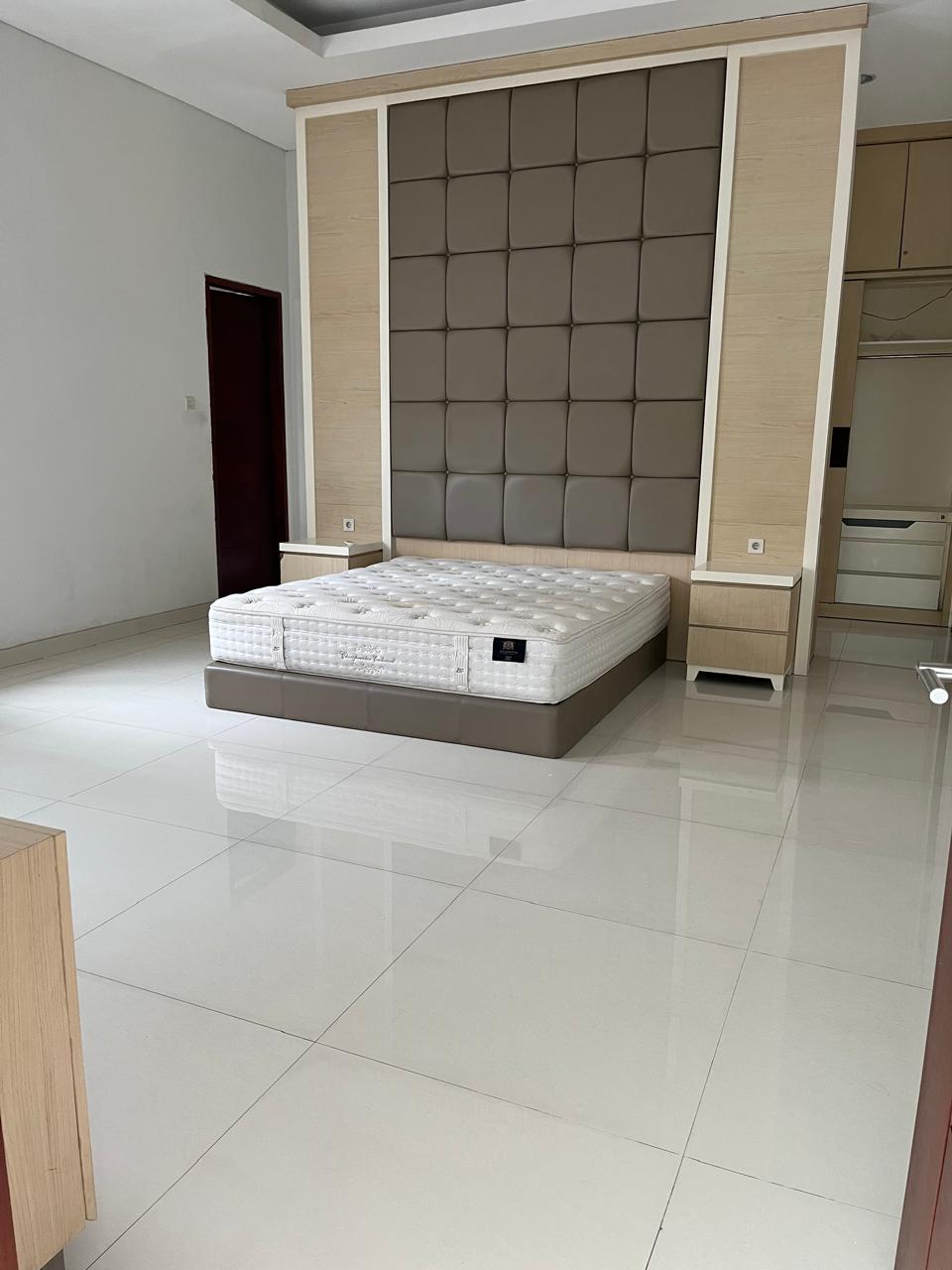Disewakan Rumah Semi Furnished Lokasi Strategis di Graha Family Surabaya Barat - Image 1