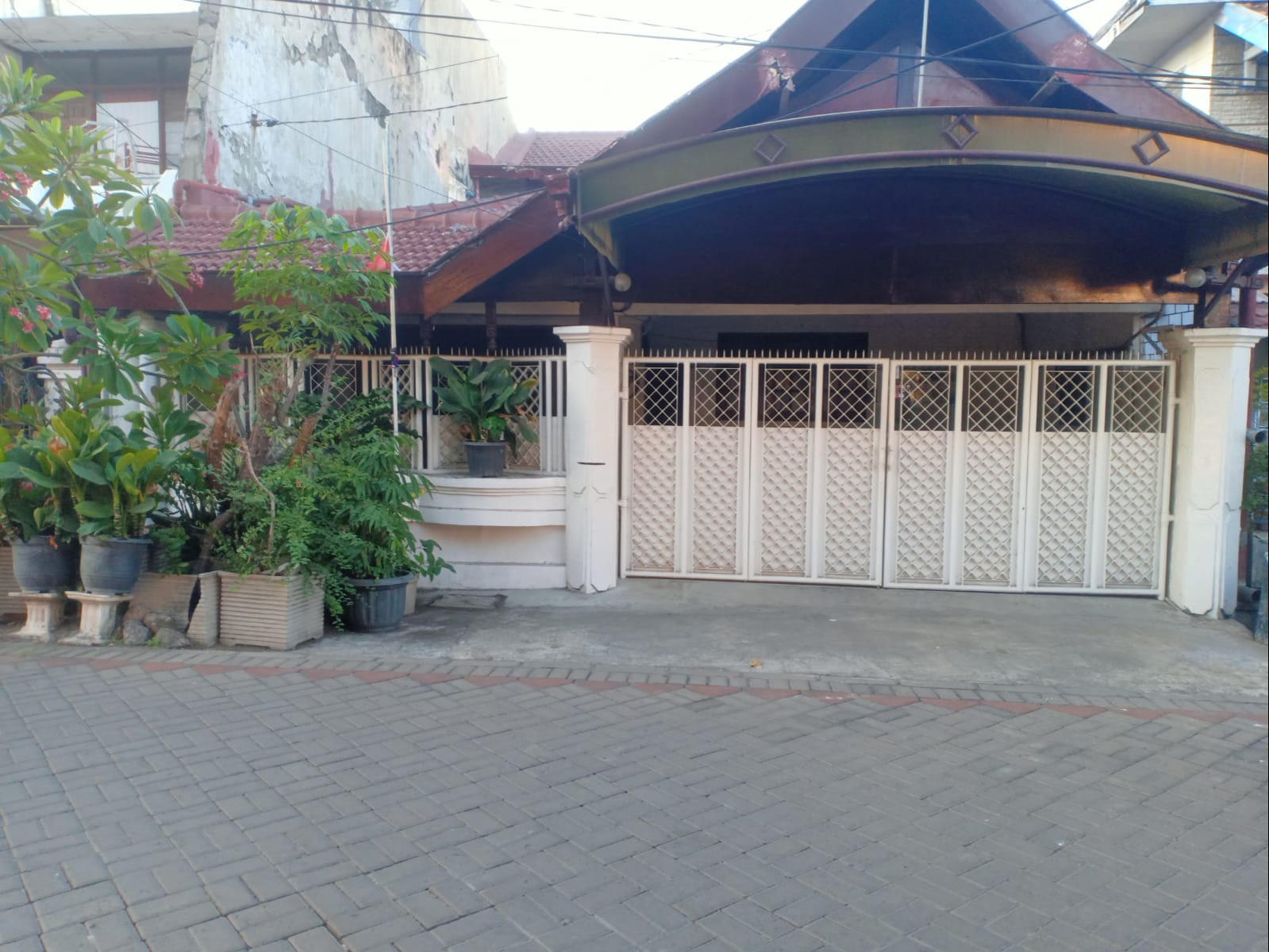 Dijual Rumah Nyaman Lokasi Strategis Di Barata Jaya Surabaya Timur - Image 1
