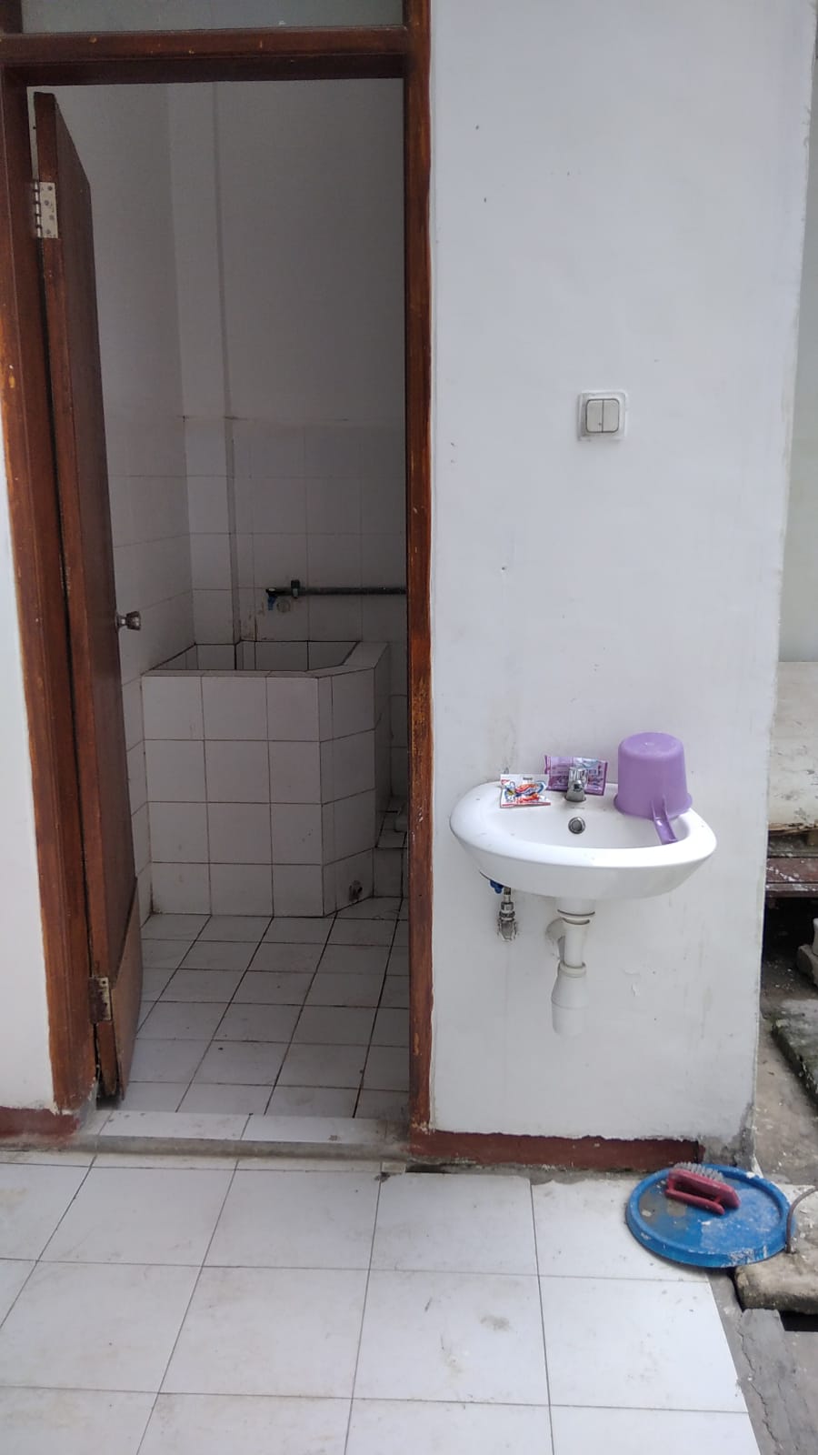 Ruko Strategis Tiga Lantai Disewakan di Raya Darmo Permai Timur Surabaya Barat - Thumbnail 4