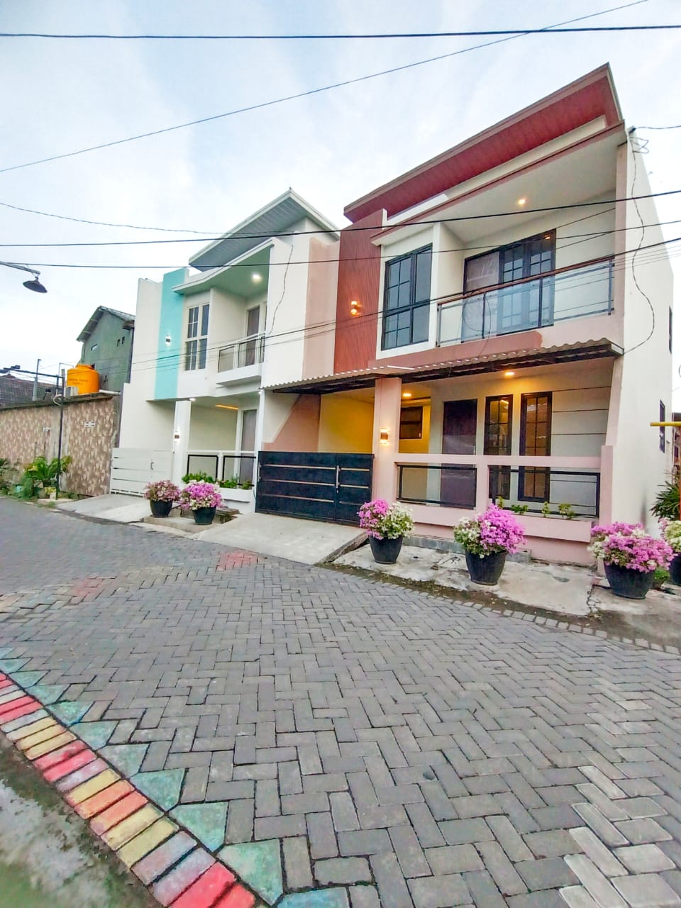 Dijual Rumah Nyaman dan Strategis di Menganti Permai Surabaya Barat - Image 1