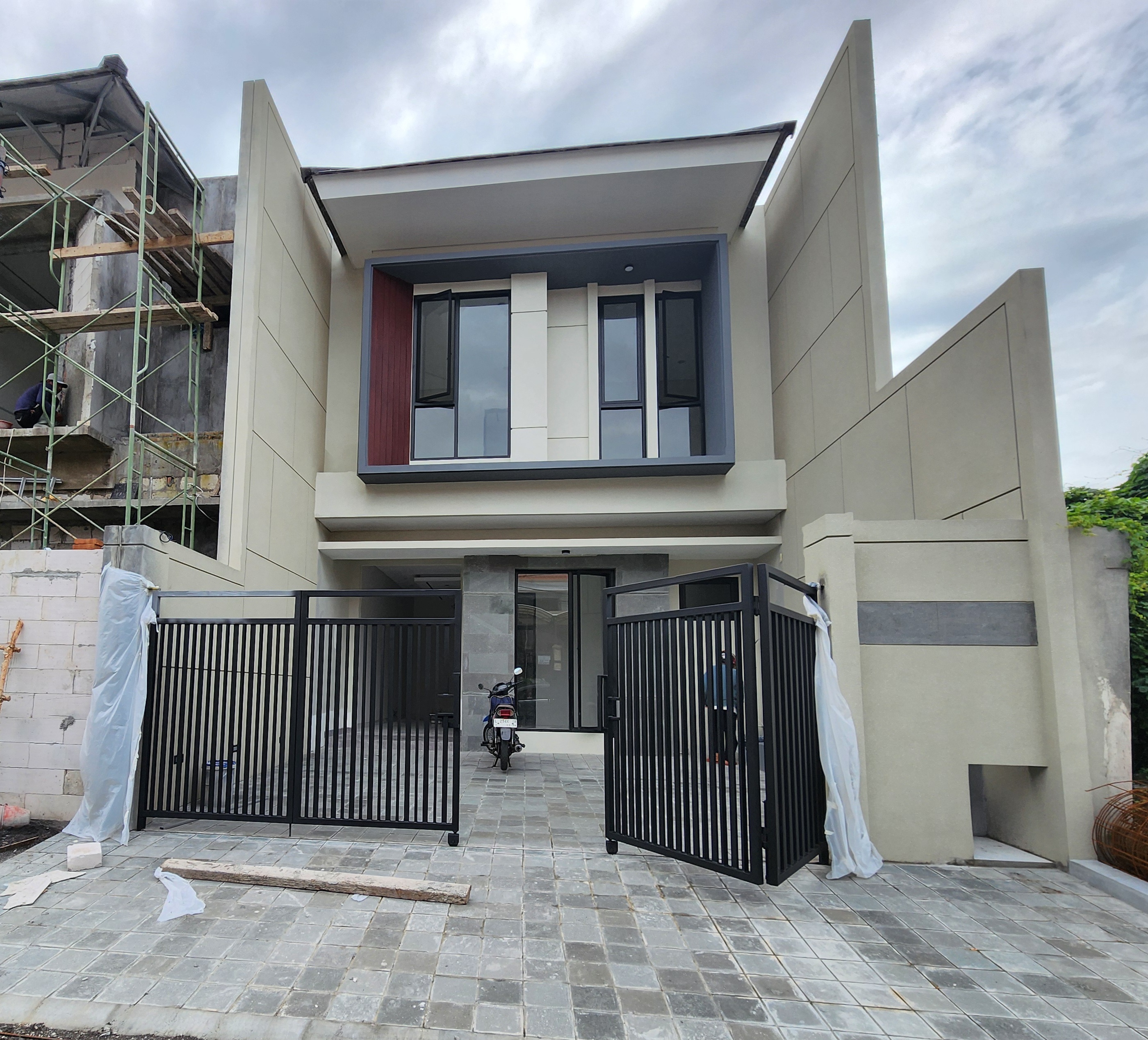 Dijual Rumah Baru Dekat Pakuwon Indah di Darmo Permai Surabaya Barat - Image 1