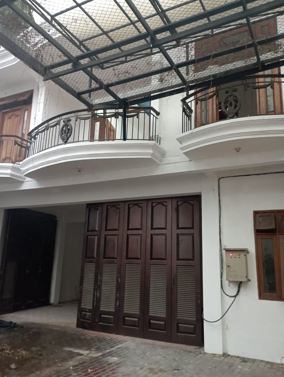 Disewakan Ruko Strategis 2 Lantai di Jalan Raya Darmo Surabaya Pusat - Image 1
