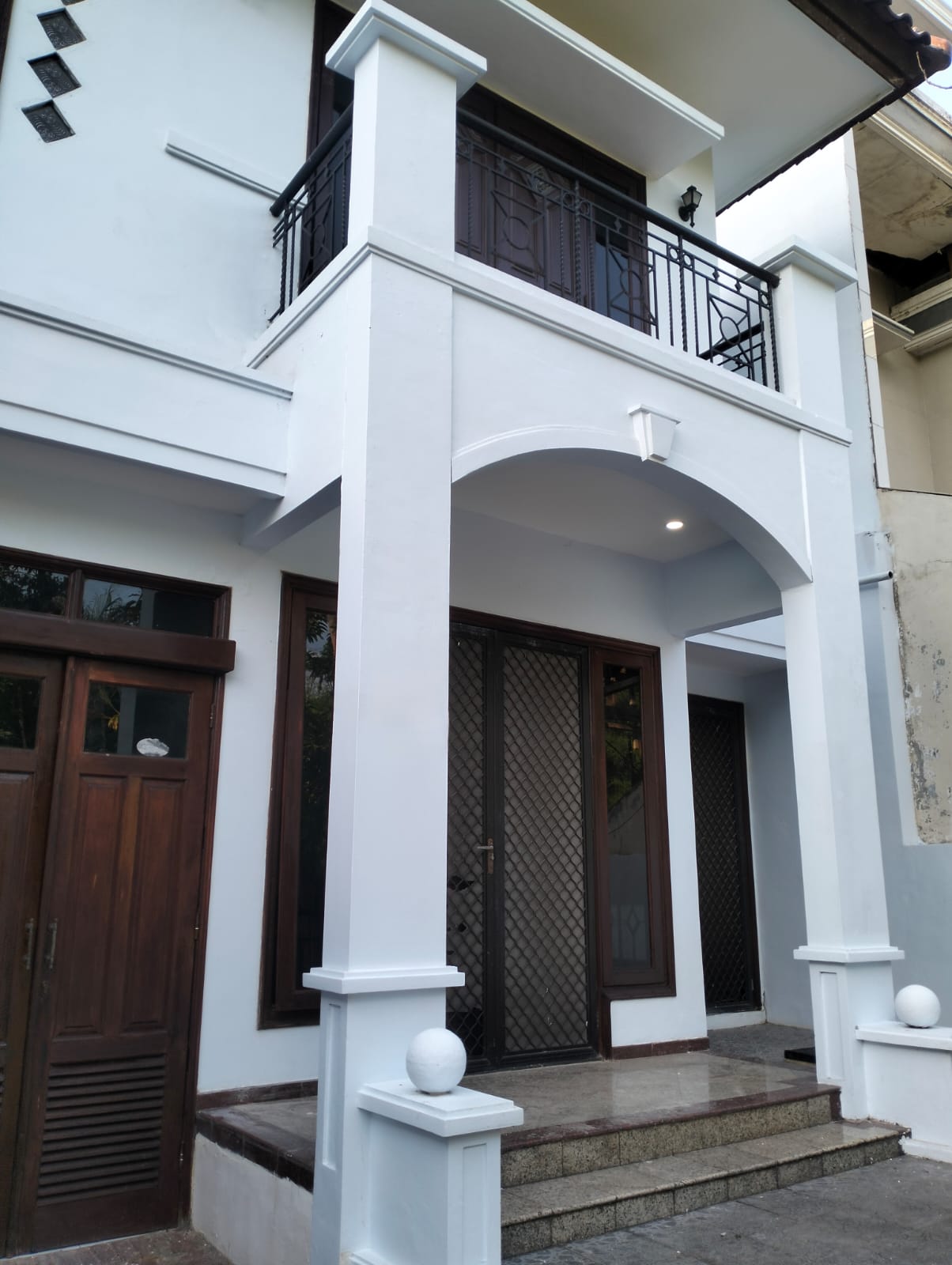Disewakan Rumah Mewah Villa Bukit Mas 2 Lantai Murah Strategis Di Surabaya Barat - Image 1