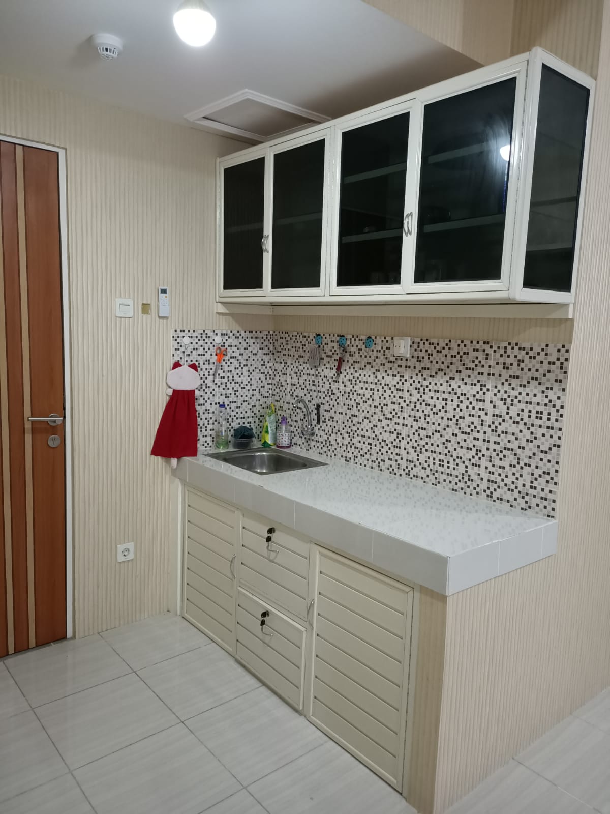 Apartemen Puncak Dharmahusada 3 BR Siap Huni Murah Strategis Full Furnish - Thumbnail 2