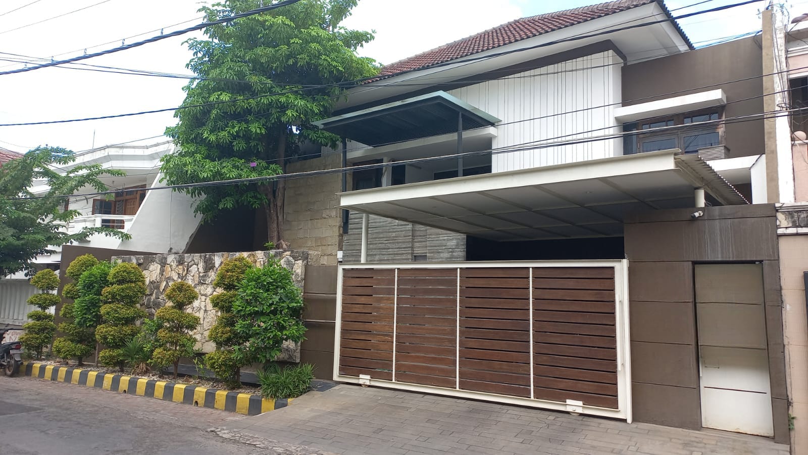 Dijual Rumah 2 Lantai Terawat di Dharmahusada Indah Surabaya Timur - Image 1