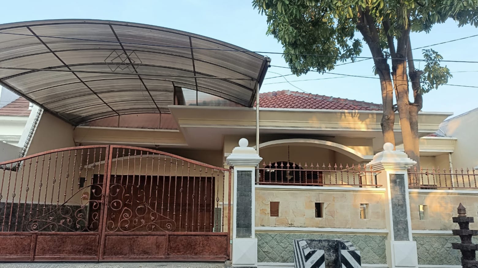 Dijual Rumah Luas dan Strategis di Manyar Kartika Surabaya Timur - Image 1