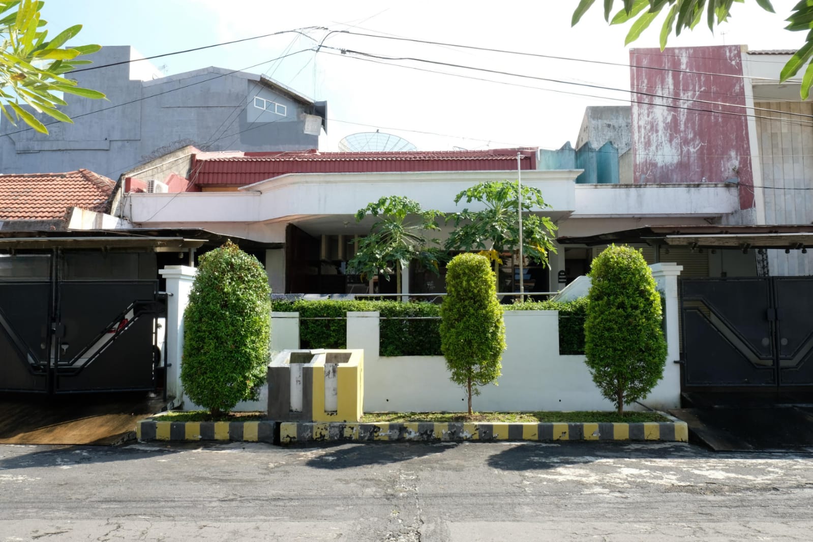 Dijual Rumah Siap Huni dan Terawat di Kertajaya Indah Surabaya Timur - Image 1