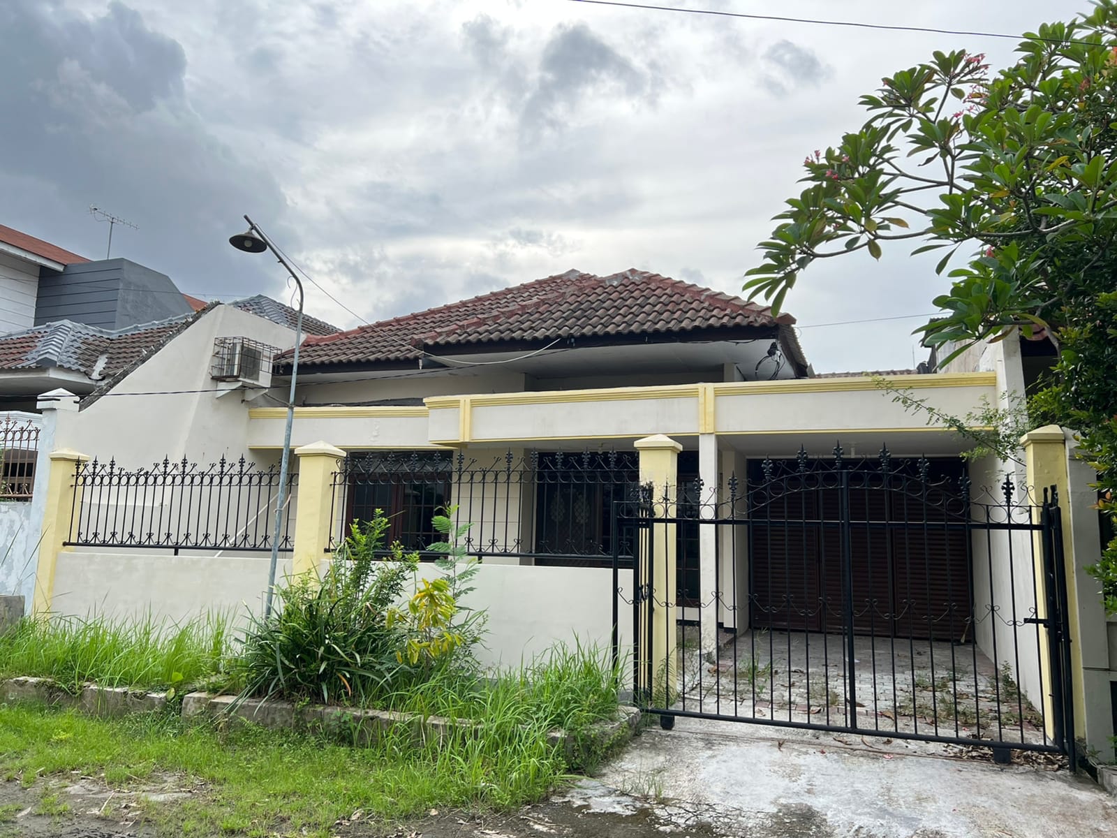 Disewakan Rumah Siap Huni di Klampis Semolo Surabaya Timur - Image 1