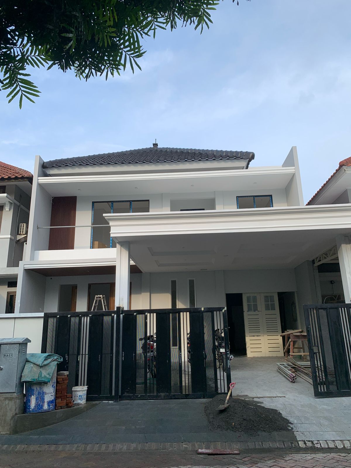 Dijual Rumah Minimalis Baru Kawasan Elit di Graha Family Surabaya Barat - Image 1