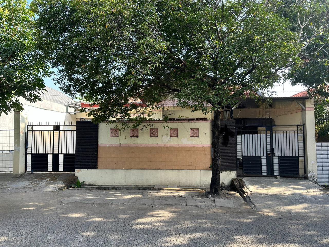 Dijual/Disewakan Rumah Luas dan Strategis di Pucang Anom Surabaya Timur - Image 1