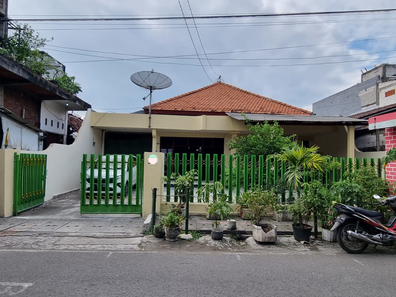 Dijual Rumah Luas dan Eksklusif di Petemon Simomulyo Surabaya Barat - Image 1