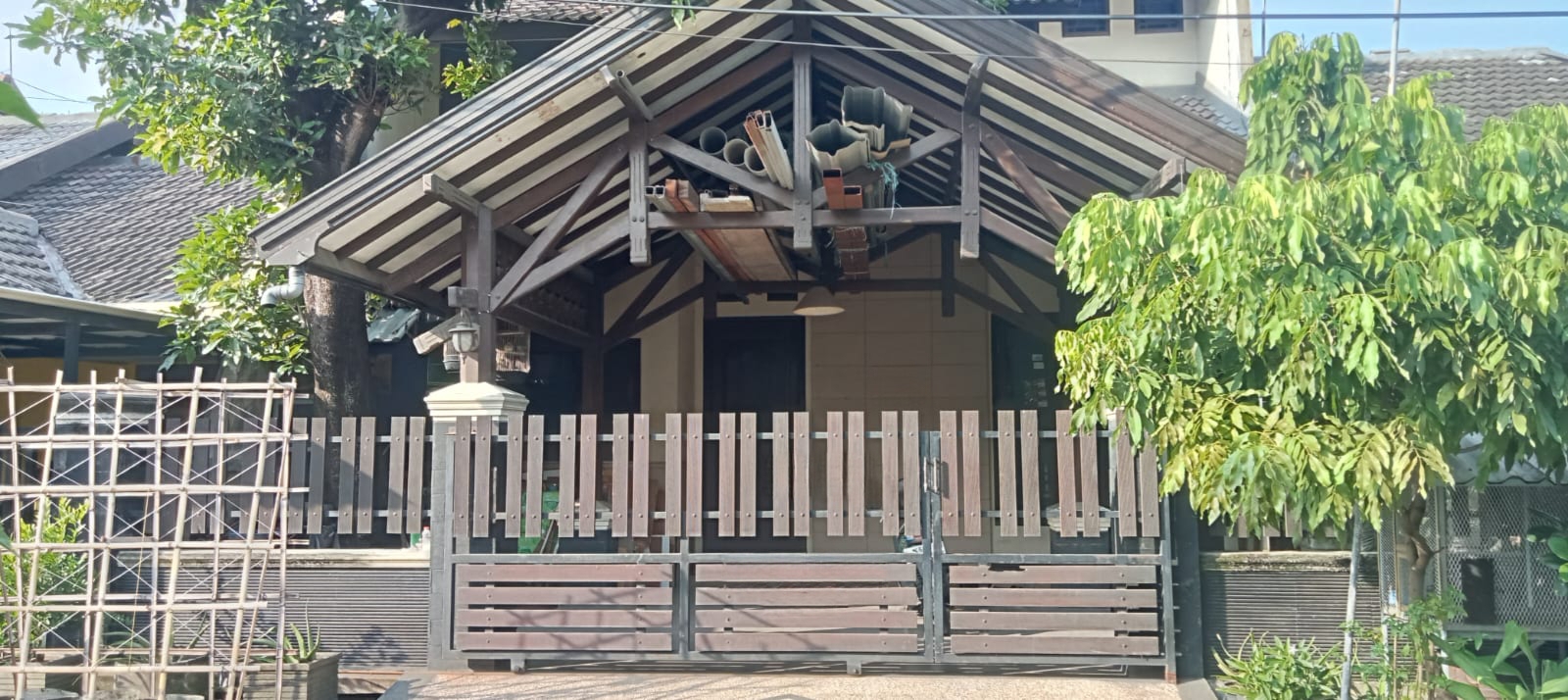 Dijual Rumah Nyaman Strategis Ketintang Permai Surabaya Selatan - Image 1