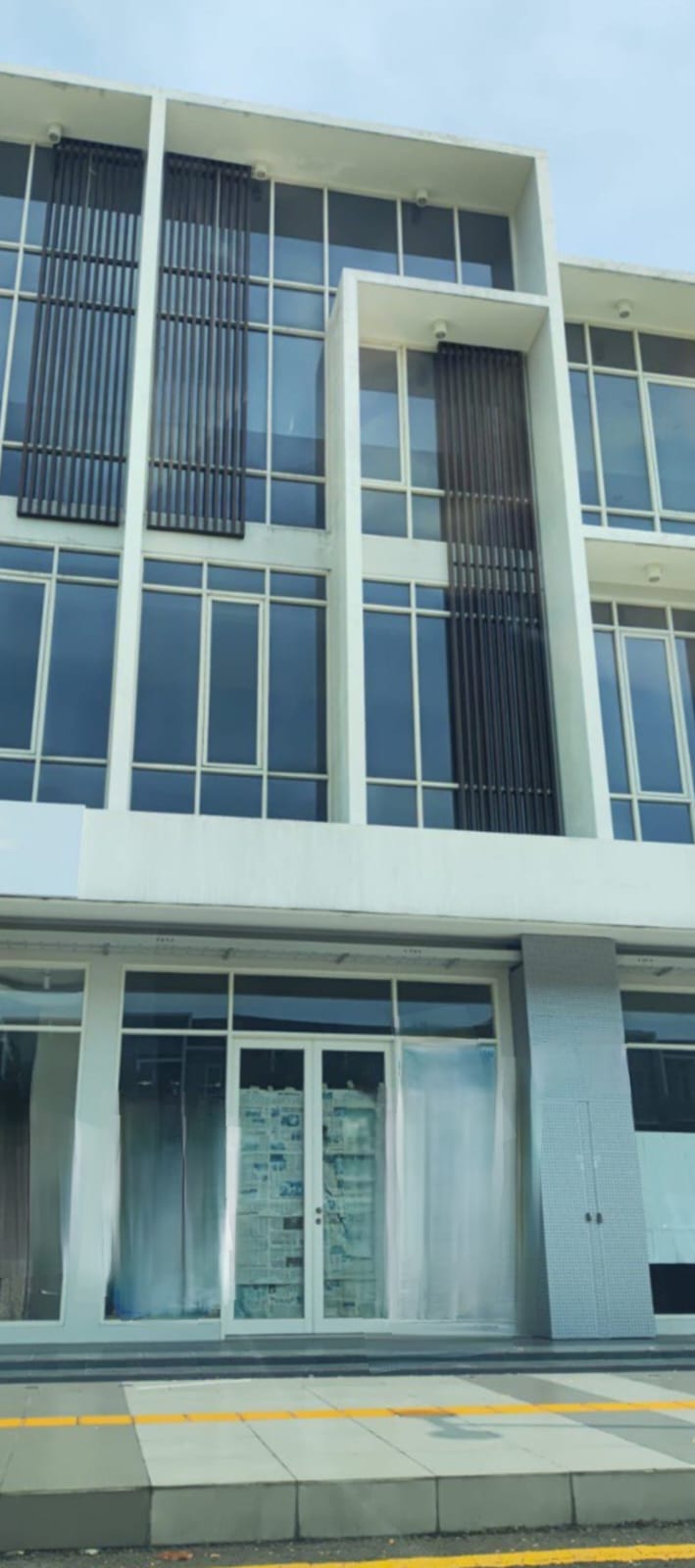 Disewakan Murah Ruko Komersil area Northwest Boulevard Citraland Surabaya Barat - Image 1