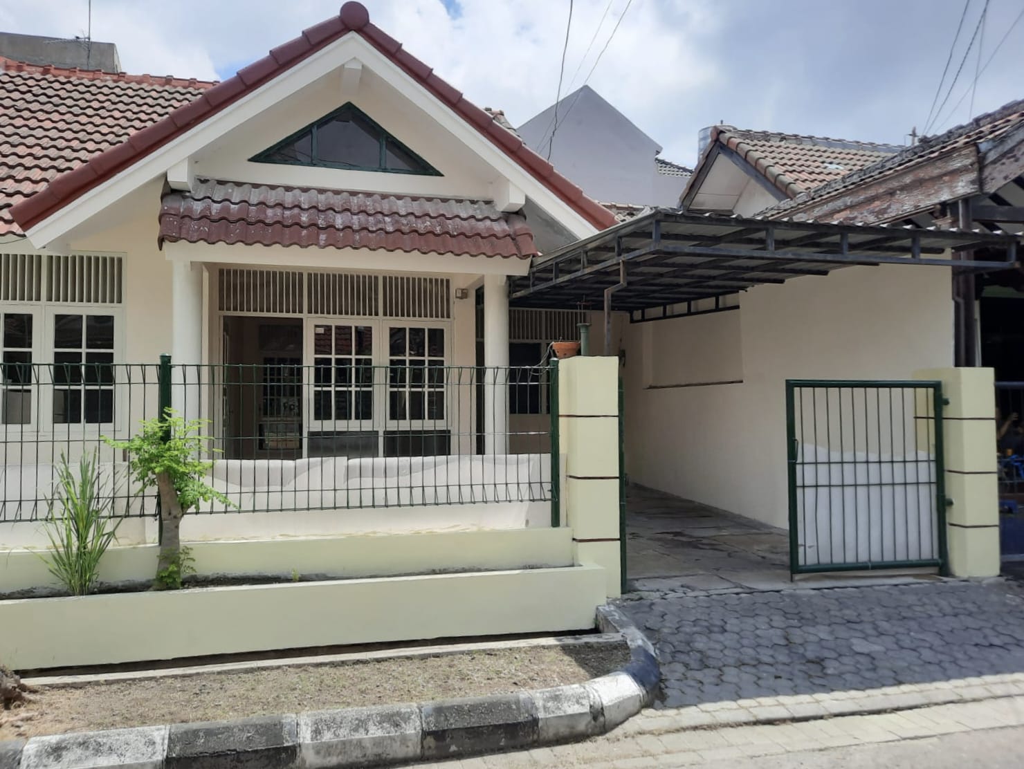 Disewakan Rumah Luas dan Bagus di Sutorejo Prima Utara Surabaya Timur - Image 1