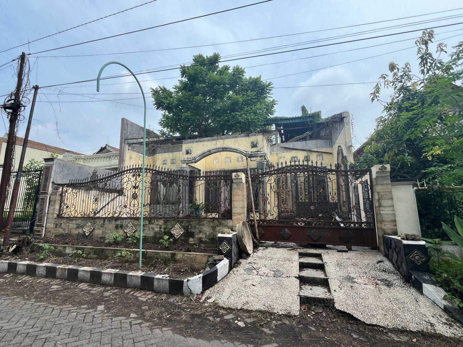 Dijual Rumah Luas dan Besar di Rungkut Harapan Surabaya Timur - Image 1