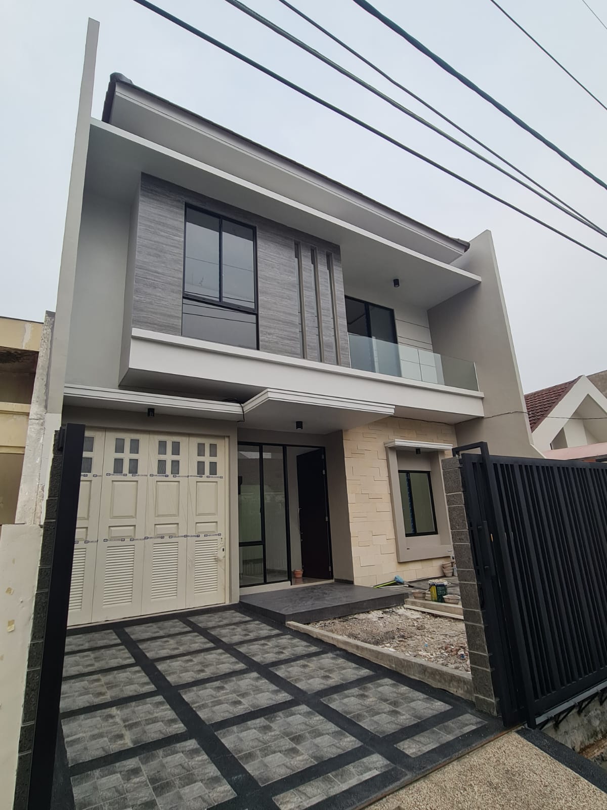 Dijual Rumah Baru Strategis di Dekat Galaxy Mall Surabaya Timur - Image 1