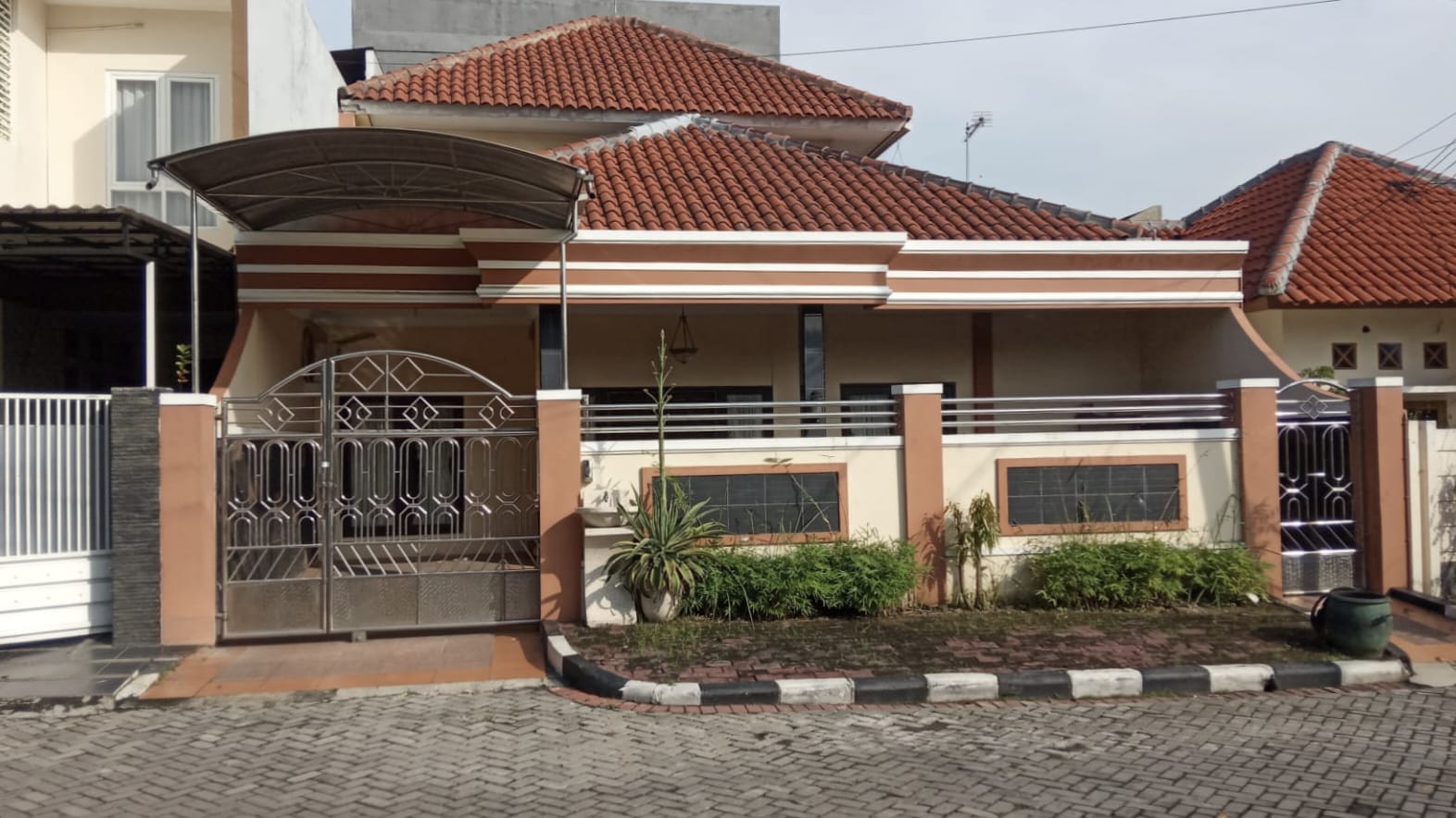 Jual Rumah Terawat Luas Lokasi GKB Kebomas Gresik - Image 1
