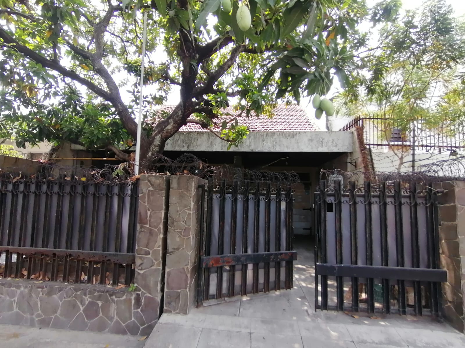 Rumah Asri Strategis Dijual di Pucang Jajar Surabaya Timur - Image 1