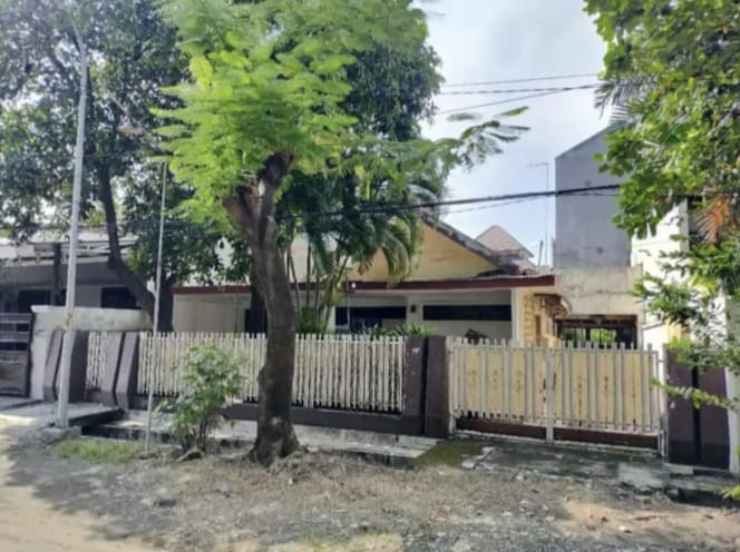 Jual Rumah Luas Nyaman di Surabaya Timur Lokasi Strategis - Image 1