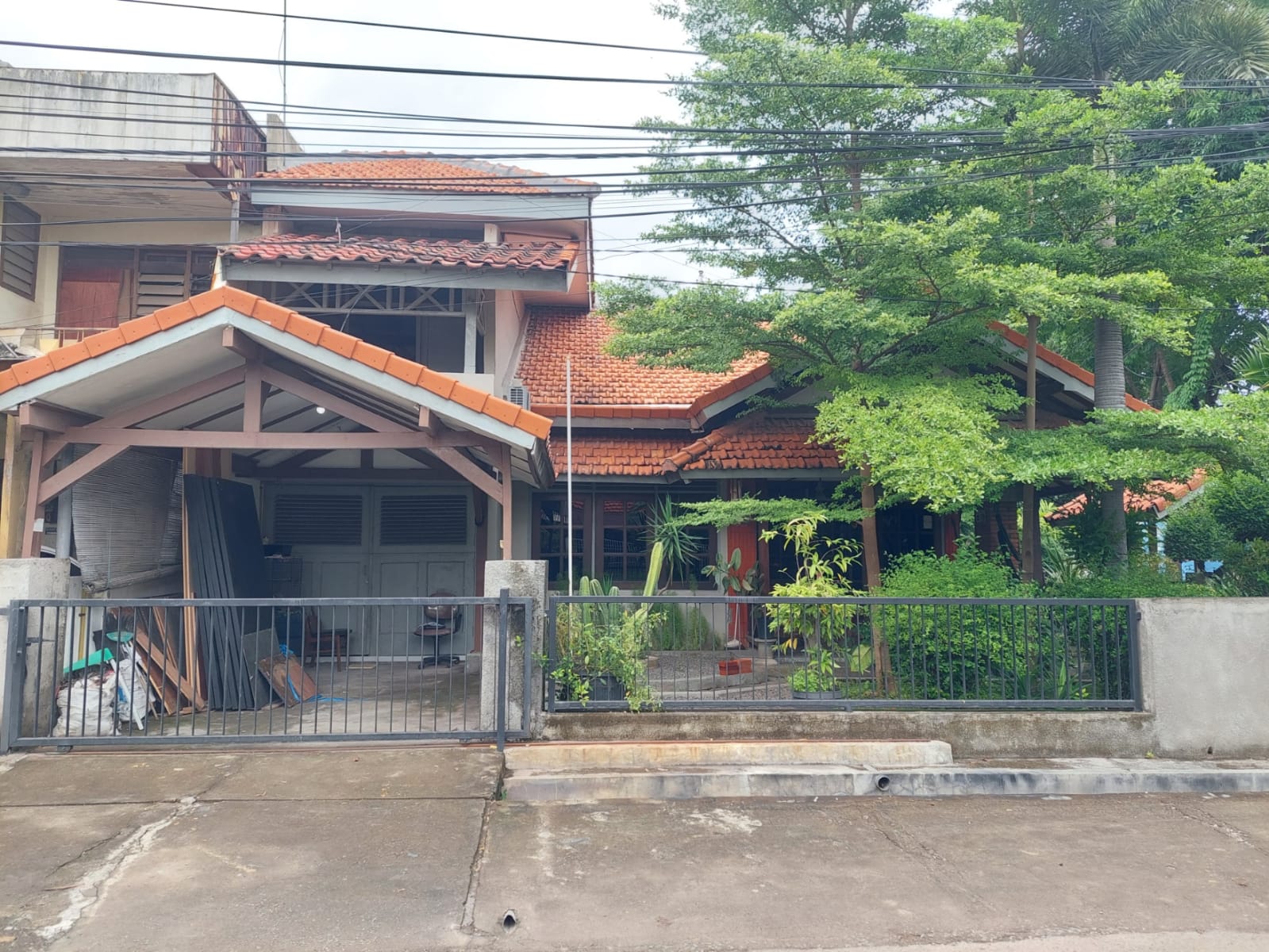 Jual Rumah Strategis Asri Terawat di Pucang Sawit Surabaya Timur - Image 1