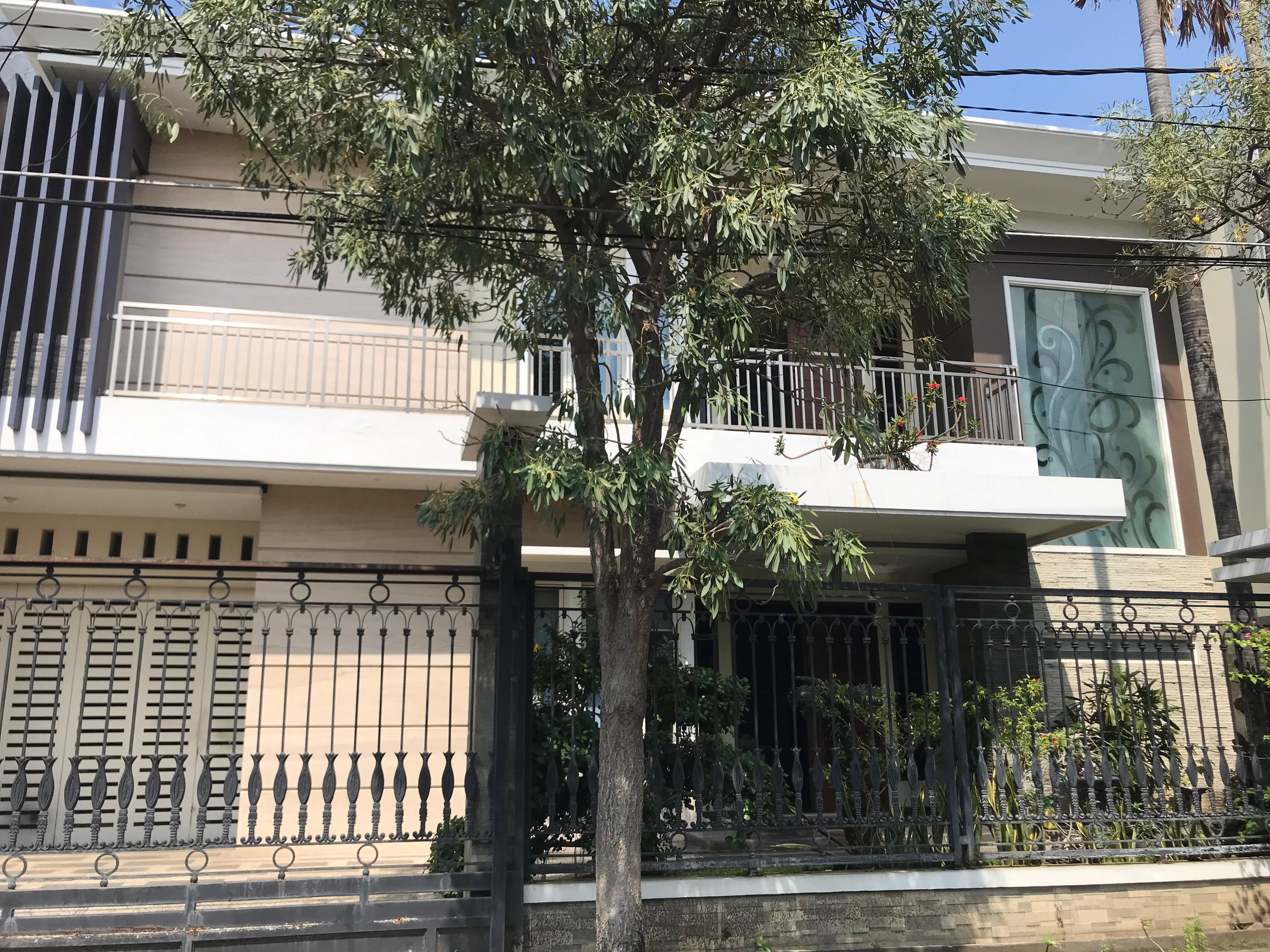 Dijual Rumah Mewah Strategis di Gading Pantai Surabaya Timur - Image 1